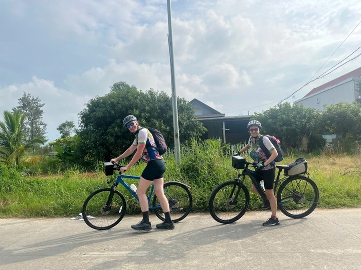 Swiss tourists invited to a meal at Hue funeral - 1 Swiss tourists invited to a meal at Hue funeral - 1