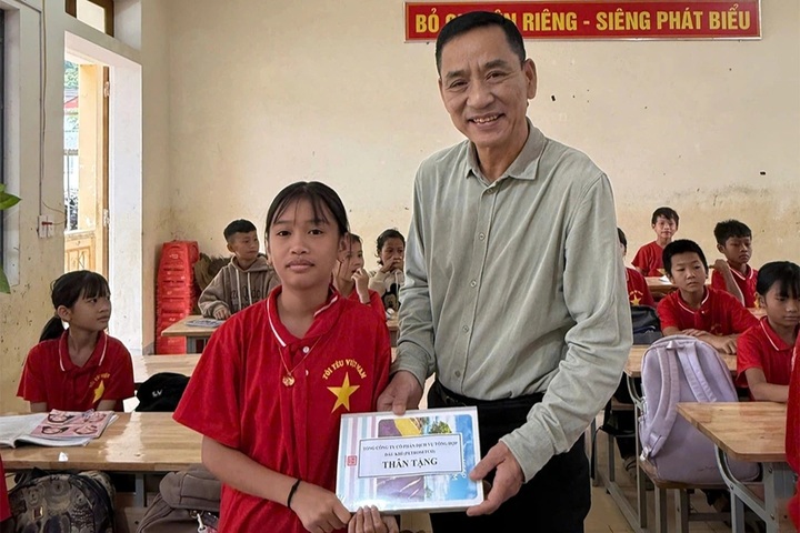 Mountain school in Nghe An receives essential supplies after floods - 1 Mountain school in Nghe An receives essential supplies after floods - 1