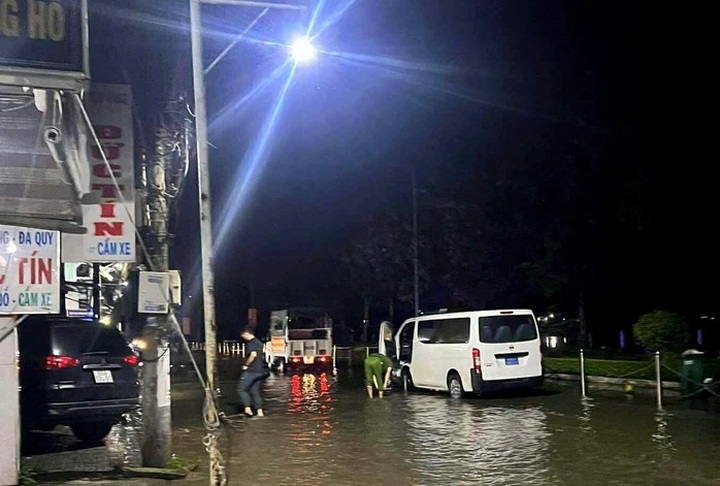 Two teenagers electrocuted as tidal surge causes flooding in Can Tho - 1 Two teenagers electrocuted as tidal surge causes flooding in Can Tho - 1