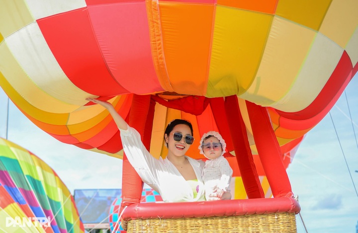 Lam Dong Hot Air Balloon and Art Festival opens in Dalat - 1
