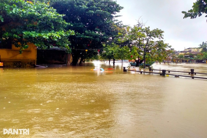 Tourists evacuated by boat as floodwaters rise in Hoi An Ancient Town - 1 Tourists evacuated by boat as floodwaters rise in Hoi An Ancient Town - 1