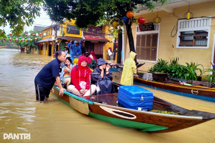 Tourists evacuated by boat as floodwaters rise in Hoi An Ancient Town - 3 Tourists evacuated by boat as floodwaters rise in Hoi An Ancient Town - 3