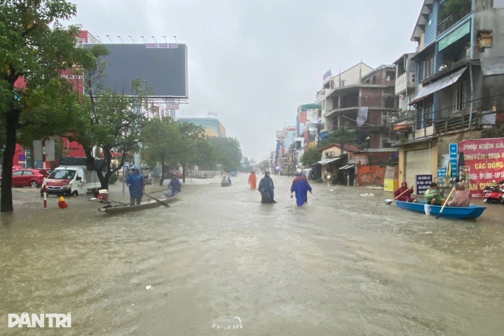 Heavy floods submerge Hue, residents forced to travel by boat - 4
