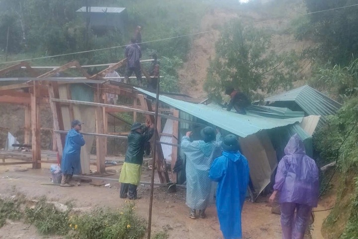 Thousands isolated in central Vietnam due to heavy rain and landslides - 2 Thousands isolated in central Vietnam due to heavy rain and landslides - 2