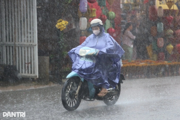 Thousands isolated in central Vietnam due to heavy rain and landslides - 3 Thousands isolated in central Vietnam due to heavy rain and landslides - 3
