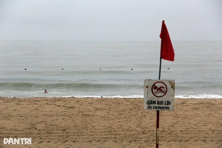 Tourists ignore warnings and swim in rough seas in Nha Trang - 2 Tourists ignore warnings and swim in rough seas in Nha Trang - 2