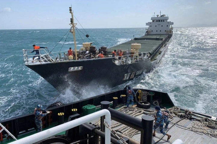 Cargo ship carrying 6,000 tonnes of cement sinks off Hue coast - 1