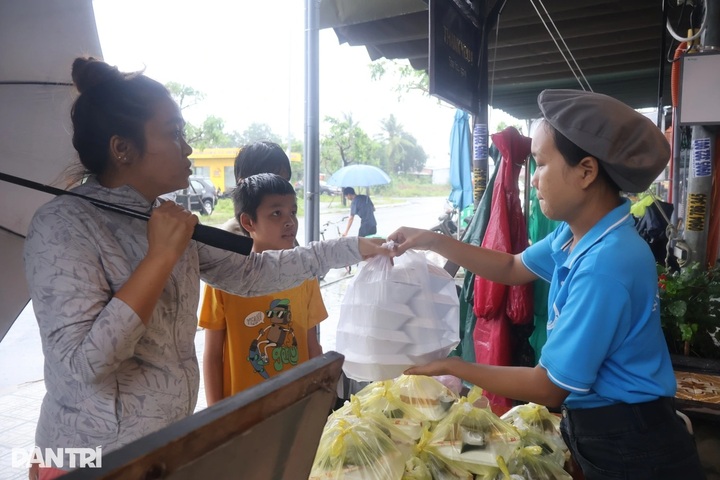 Hoi An restaurant cooks over 100 free meals daily for flood-affected - 2