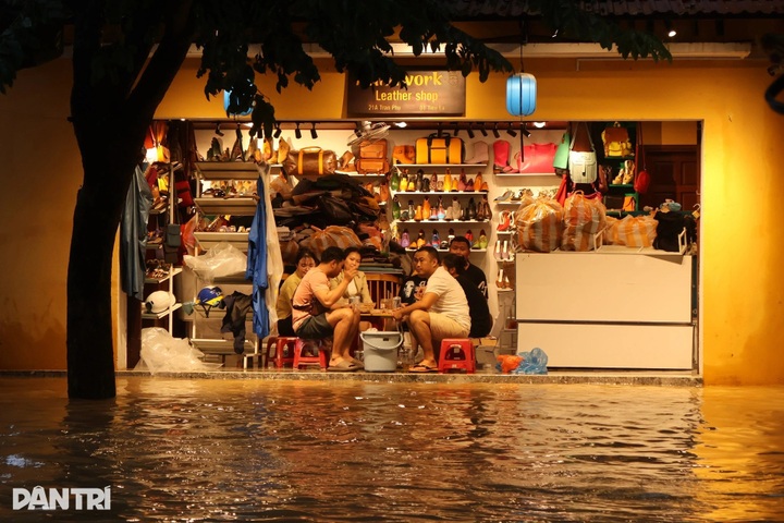 Tourists flock to Hoi An despite rising floodwaters - 3 Tourists flock to Hoi An despite rising floodwaters - 3