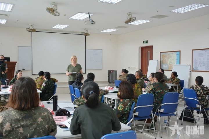 Training course opens for female peacekeepers in Hanoi - 1