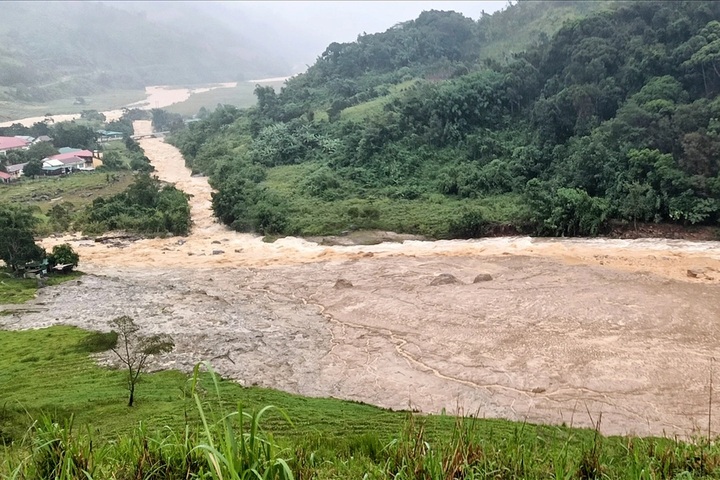 Over 1,700 residents isolated after massive landslide in Quang Tri - 1