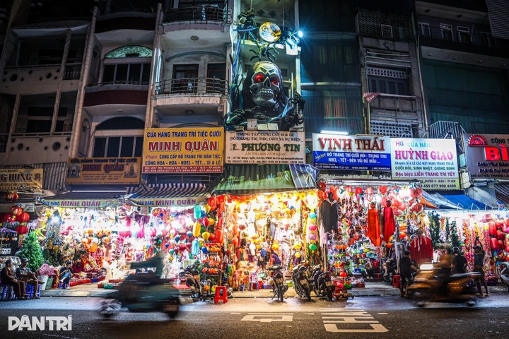 Halloween atmosphere in HCM City remains subdued - 1