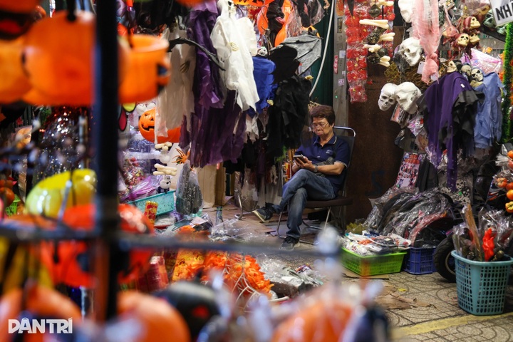 Halloween atmosphere in HCM City remains subdued - 2