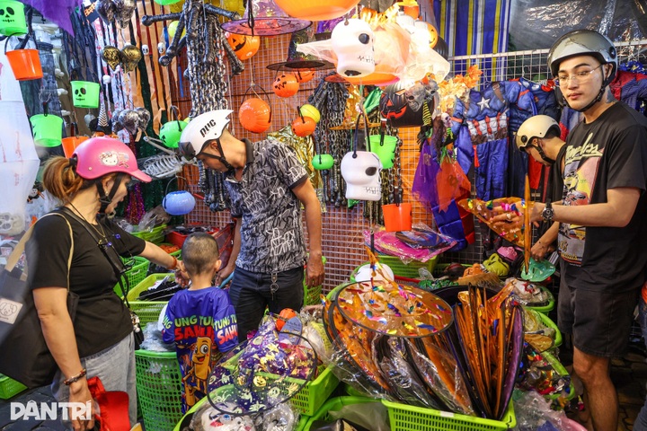 Halloween atmosphere in HCM City remains subdued - 4