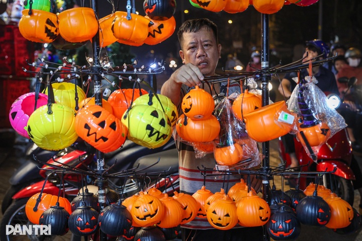 Halloween atmosphere in HCM City remains subdued - 6
