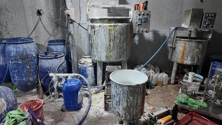 HCM City police bust large-scale counterfeit cosmetics ring - 1