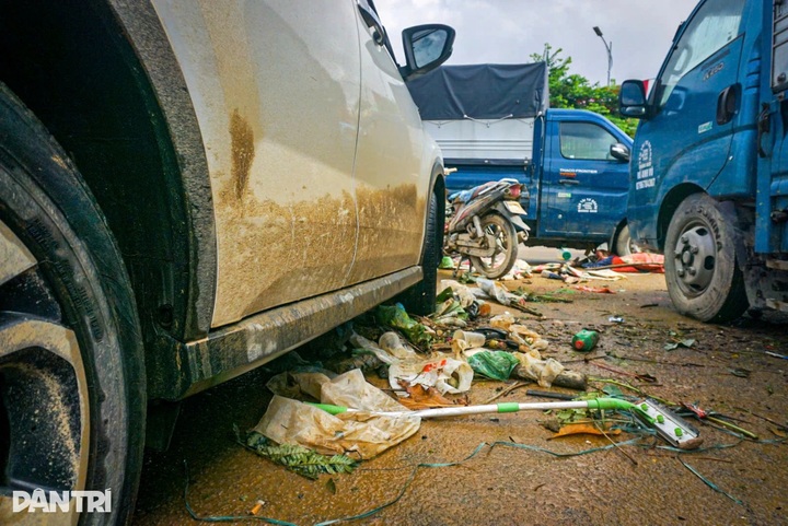 Mud and debris blanket Danang as floods recede - 2 Mud and debris blanket Danang as floods recede - 2