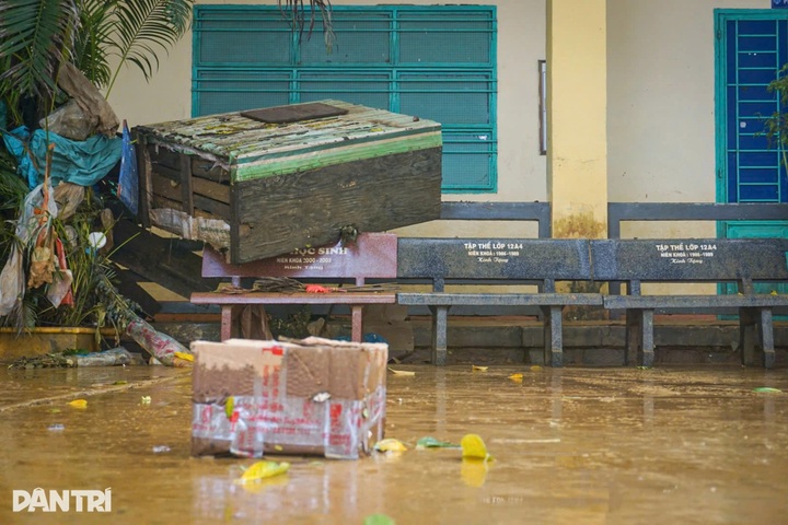 Mud and debris blanket Danang as floods recede - 7 Mud and debris blanket Danang as floods recede - 7