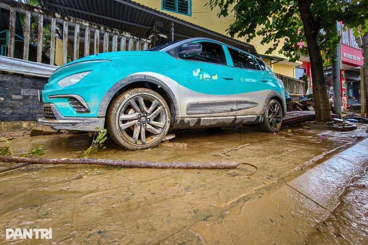 Mud and debris blanket Danang as floods recede - 3 Mud and debris blanket Danang as floods recede - 3