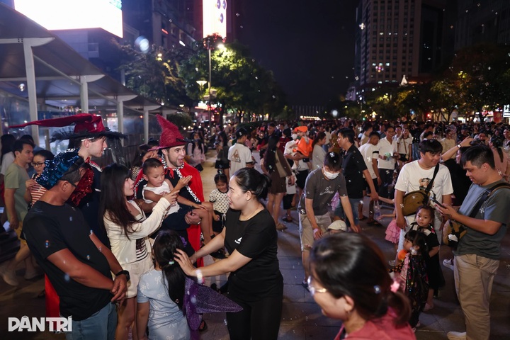 Ho Chi Minh City pedestrian streets draw thousands on Halloween night - 1