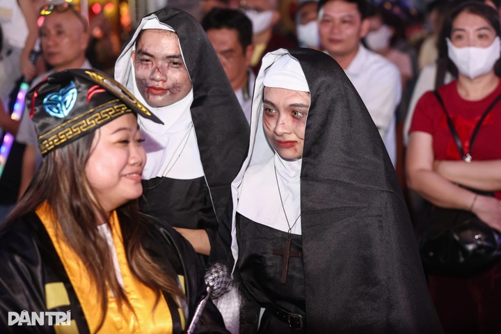 Ho Chi Minh City pedestrian streets draw thousands on Halloween night - 13