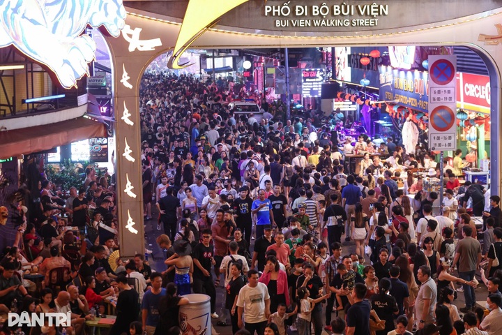 Ho Chi Minh City pedestrian streets draw thousands on Halloween night - 10