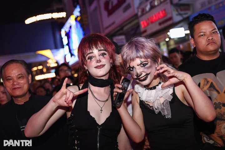 Ho Chi Minh City pedestrian streets draw thousands on Halloween night - 11