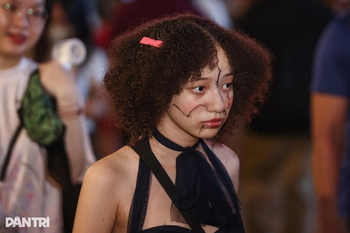 Ho Chi Minh City pedestrian streets draw thousands on Halloween night - 4