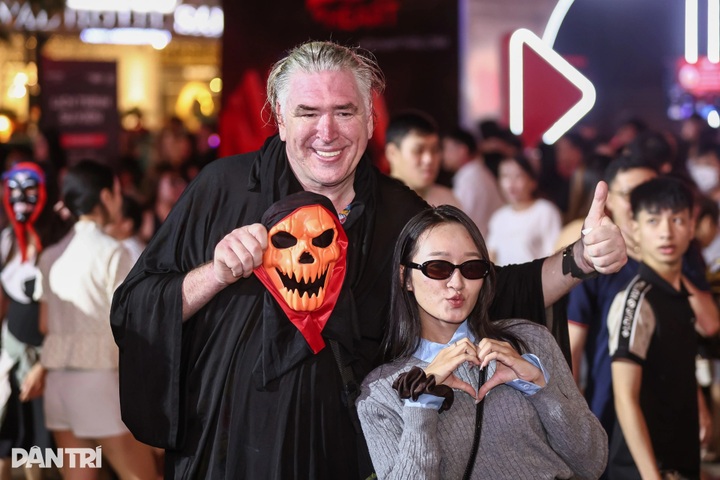 Ho Chi Minh City pedestrian streets draw thousands on Halloween night - 7