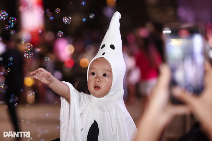 Ho Chi Minh City pedestrian streets draw thousands on Halloween night - 9