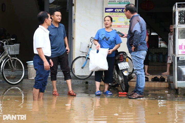 Dantri delivers 1,000 relief bags to flood-hit residents in Hue, Danang - 3