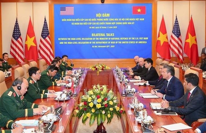US Secretary of War pays official visit to Vietnam - 2