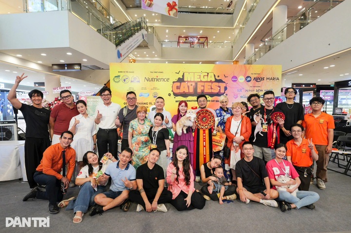 Thai long-haired cat beats 120 rivals at WCF International Jubilee show - 11 Thai long-haired cat beats 120 rivals at WCF International Jubilee show - 11
