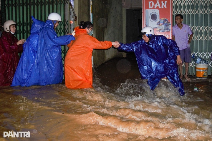 Heavy rain triggers widespread flooding in Danang - 1 Heavy rain triggers widespread flooding in Danang - 1