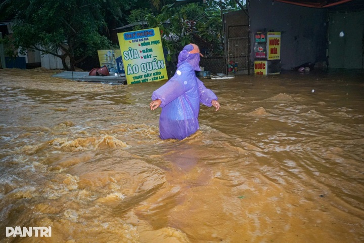 Heavy rain triggers widespread flooding in Danang - 2 Heavy rain triggers widespread flooding in Danang - 2