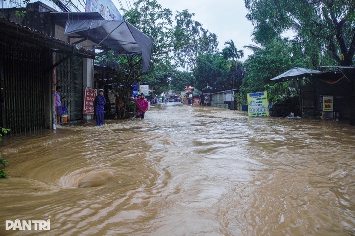 Heavy rain triggers widespread flooding in Danang - 3 Heavy rain triggers widespread flooding in Danang - 3