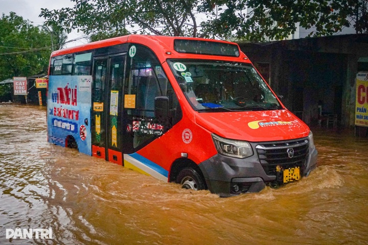 Heavy rain triggers widespread flooding in Danang - 5 Heavy rain triggers widespread flooding in Danang - 5