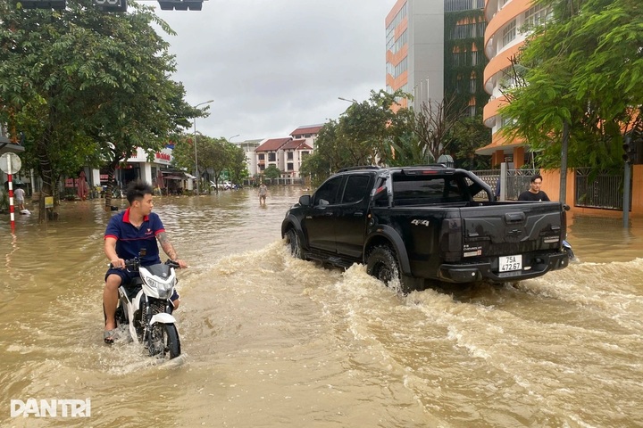 Schools close as floodwaters continue to rise in Hue - 2