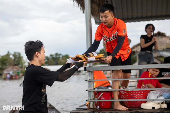 Mekong Delta residents enjoy field bathing in flood season - 3 Mekong Delta residents enjoy field bathing in flood season - 3