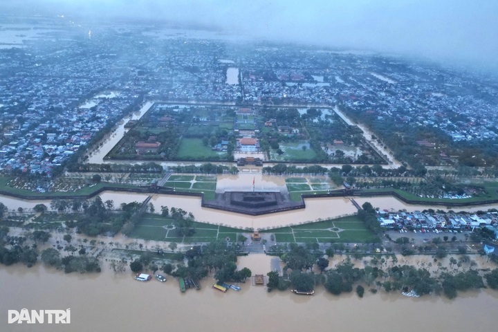 Hue Imperial Citadel wall collapses amid torrential rain - 2
