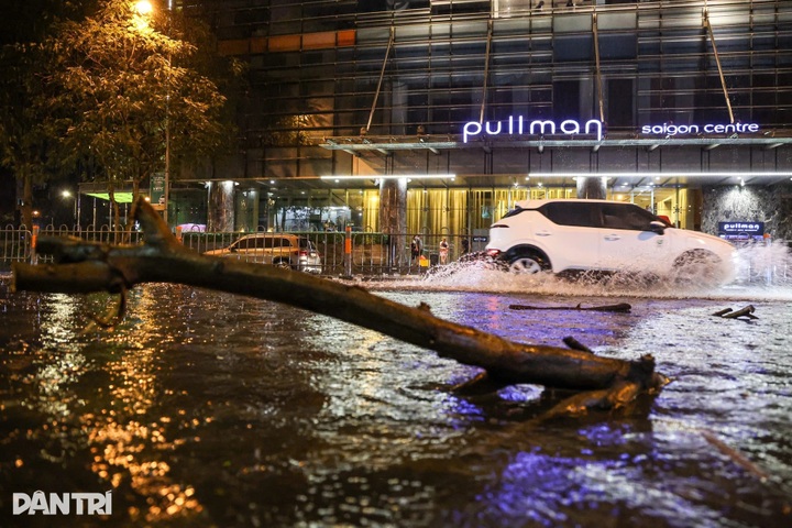 HCM City's pedestrian street deeply submerged following heavy rain - 10