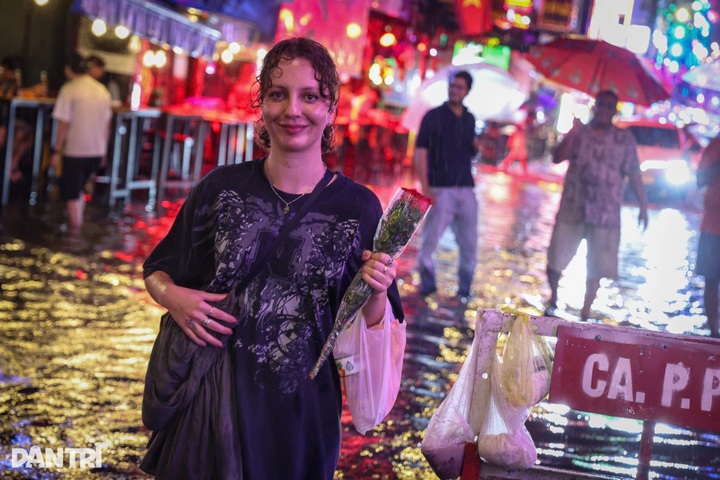 HCM City's pedestrian street deeply submerged following heavy rain - 6