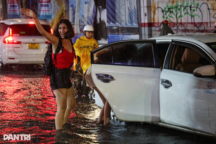 HCM City's pedestrian street deeply submerged following heavy rain - 8