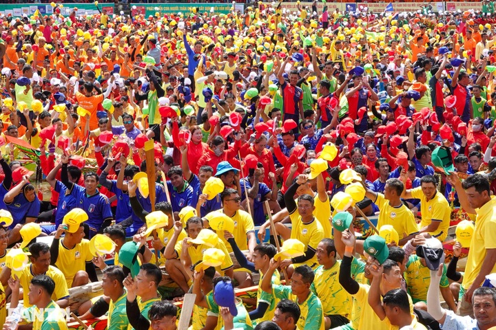 61 teams compete at Can Tho boat race festival - 2 61 teams compete at Can Tho boat race festival - 2