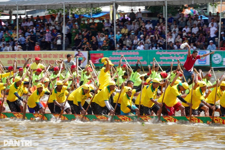 61 teams compete at Can Tho boat race festival - 4 61 teams compete at Can Tho boat race festival - 4