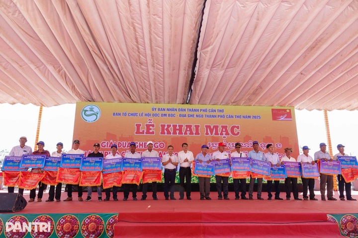 61 teams compete at Can Tho boat race festival - 7 61 teams compete at Can Tho boat race festival - 7