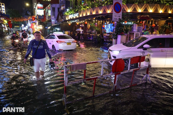 HCM City's pedestrian street deeply submerged following heavy rain - 4