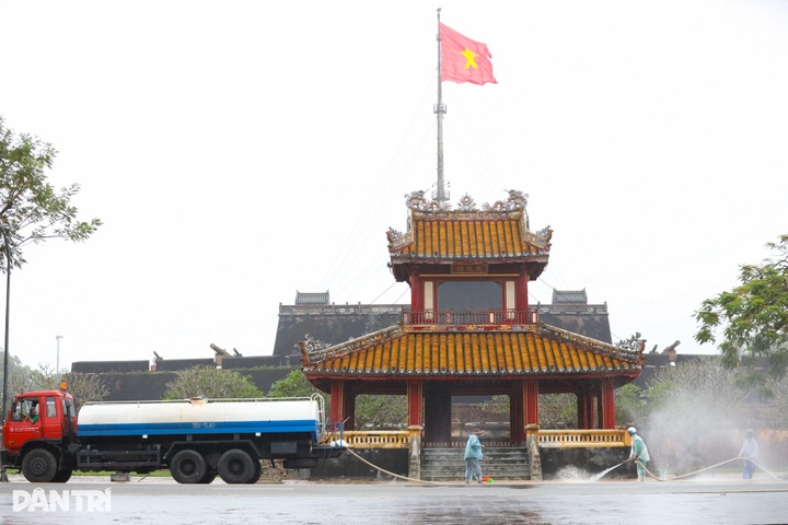 Hue overwhelmed by waste and mud after three consecutive floods - 13