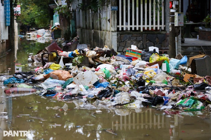 Hue overwhelmed by waste and mud after three consecutive floods - 3