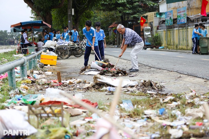 Hue overwhelmed by waste and mud after three consecutive floods - 9